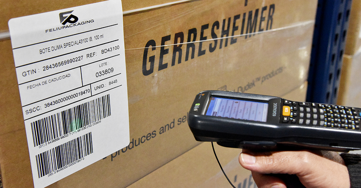 Validación de la mercancía recibida mediante lectura de etiqueta de recepción con un terminal PDA.