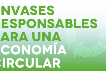 Imagen rectangular que muestra el texto 'Envases responsables para una economía circular' en letras blancas y verdes, con un símbolo de reciclaje de fondo degradado de blanco a verde